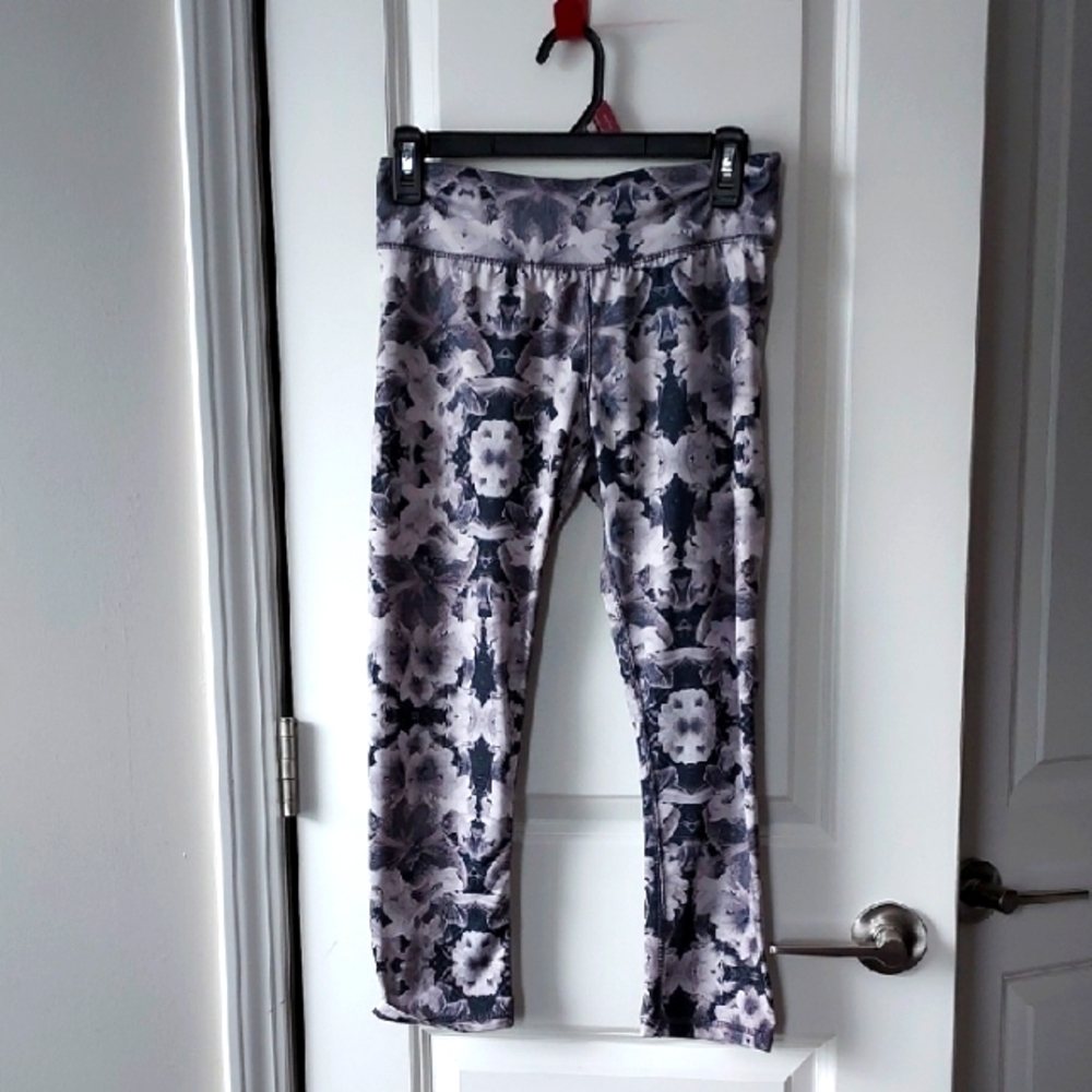 Energie Gray and Black Leggings Athletic Stretchy Capri Medium